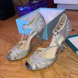 ‘Blue’ Betsey Johnson Silver Glitter High Heels✨